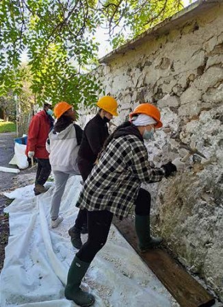 Les étudiants préparent le mur avant l'enduisage, oct. 2021