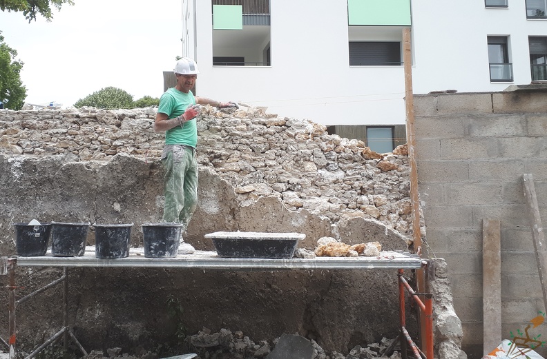 repos du brave posant devant son oeuvre.jpg